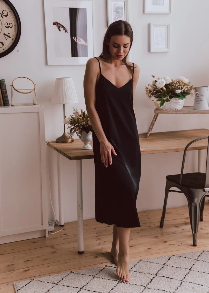 Изображение товара Платье-сорочка в черном цвете
