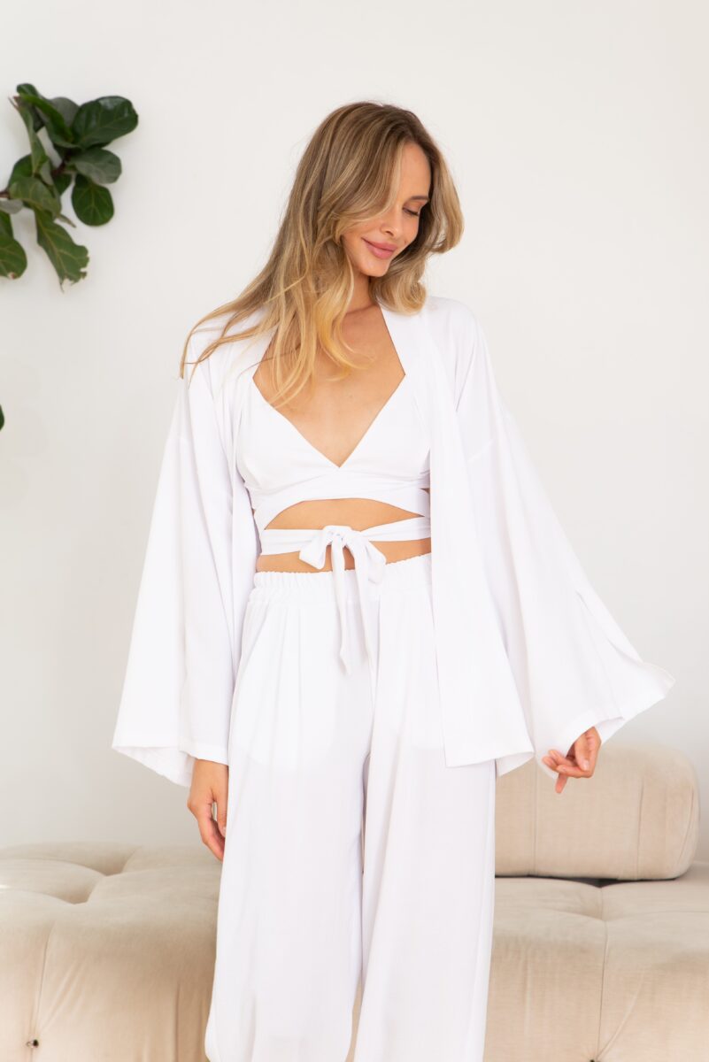Изображение товара: Комплект «Тройка» кимоно, лиф и брюки в белом цвете